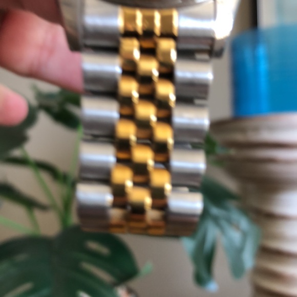 REDUCED! Vintage Gold/Silver Quartz Watch - Picture 4 of 10